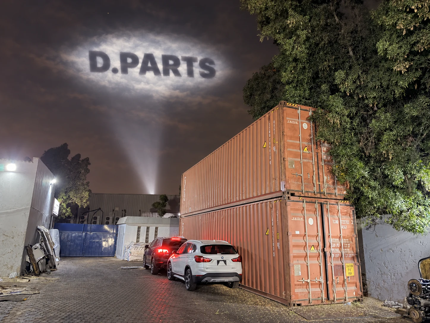 Контейнерная площадка D.PARTS со световой проекцией логотипа в небе